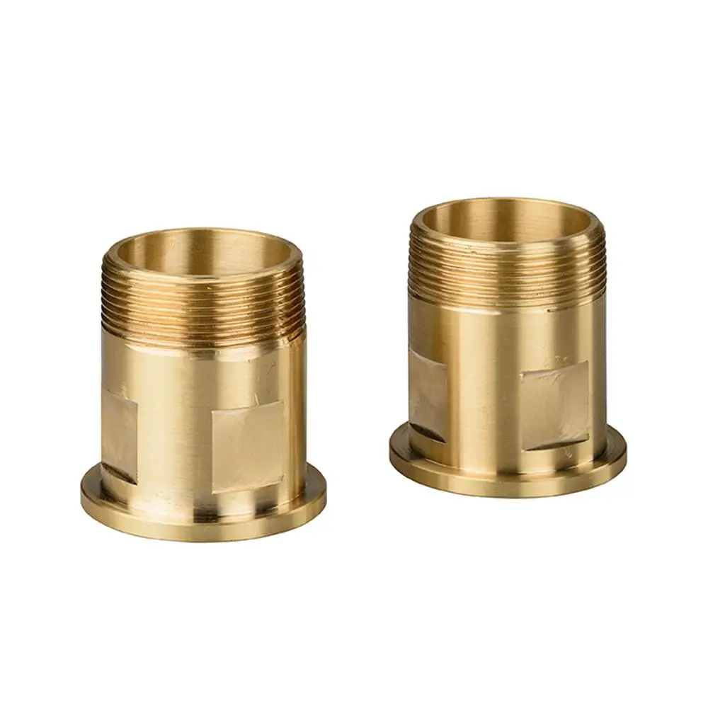 Zwei goldfarbene Metalladapter mit gewindet und flacher Grundfläche, hergestellt von Grünbeck, zur Umrüstung eines Sanitärsystems.